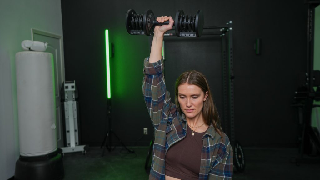 BarBend tester using the Flybird adjustable dumbbell.